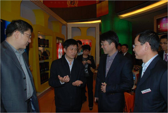 樟樹(shù)市委市政府領(lǐng)導(dǎo)參觀春糖會(huì)四特酒展位